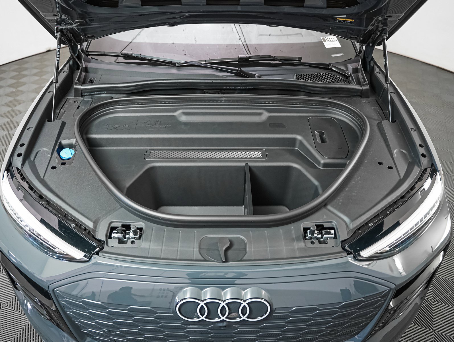 2025 Audi Q6 E-tron Premium Plus photo 3