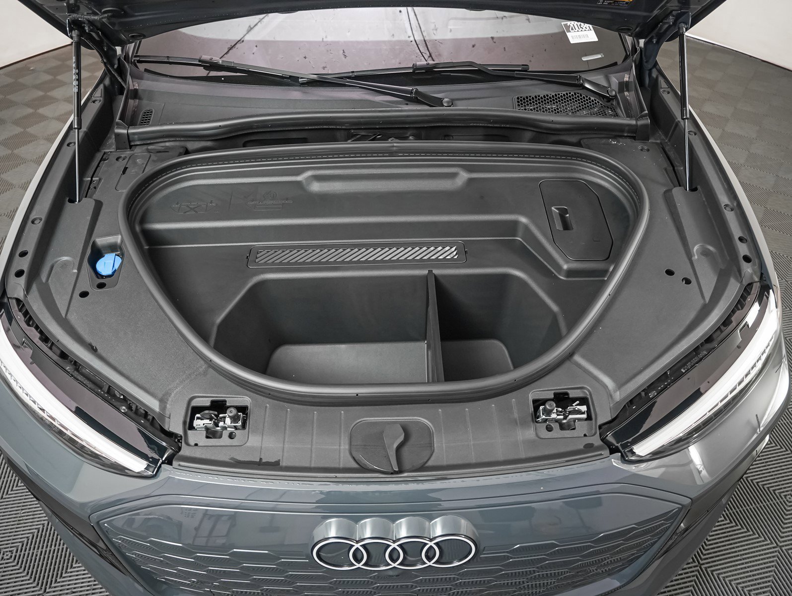 2025 Audi Q6 E-tron Premium Plus photo 3