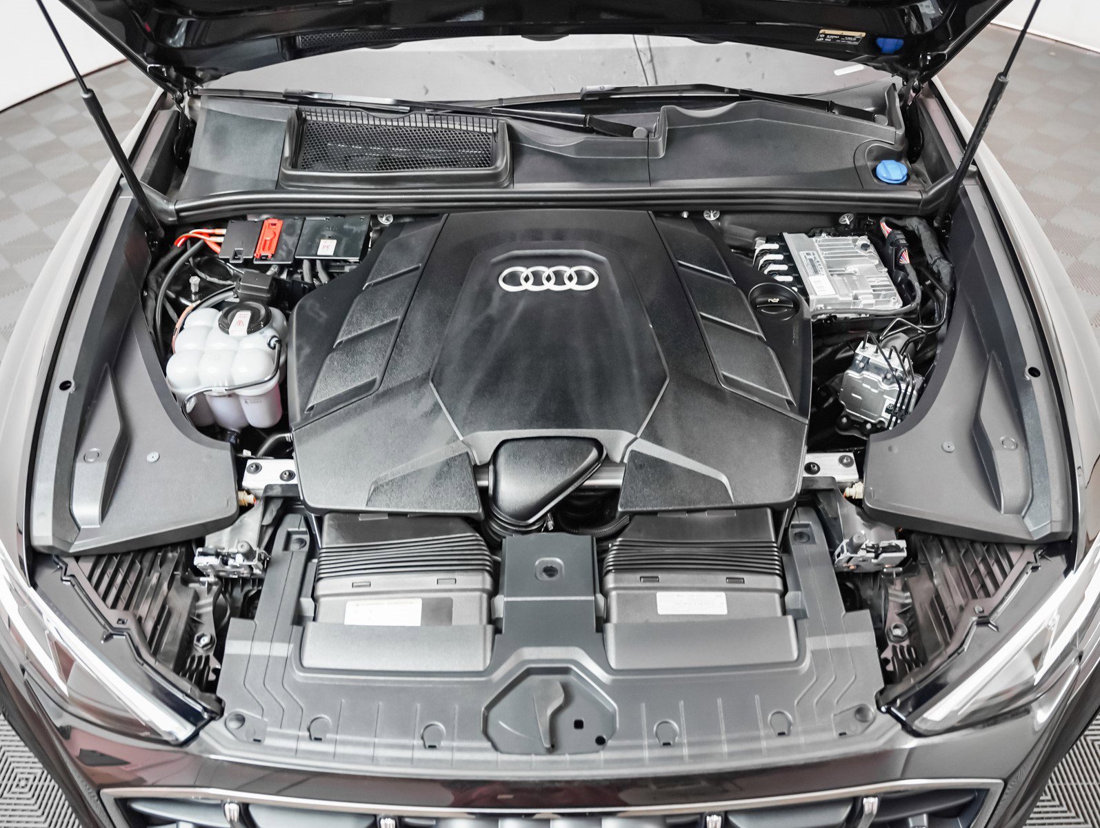 2024 Audi Q8 Premium photo 3