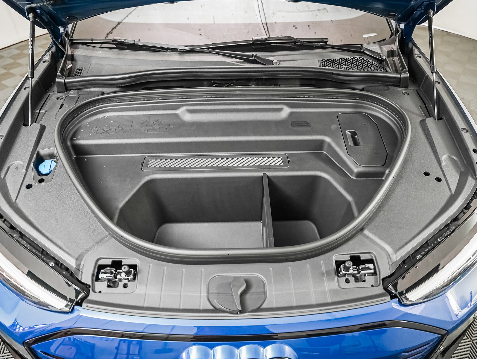 2025 Audi SQ6 photo 3