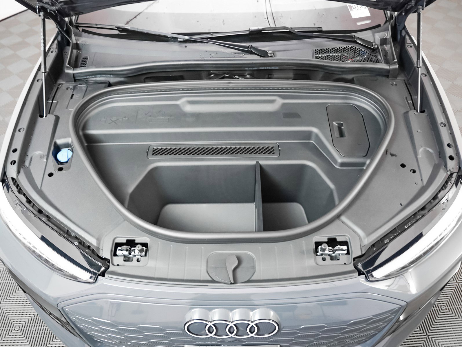 2025 Audi Q6 E-tron Premium Plus photo 3