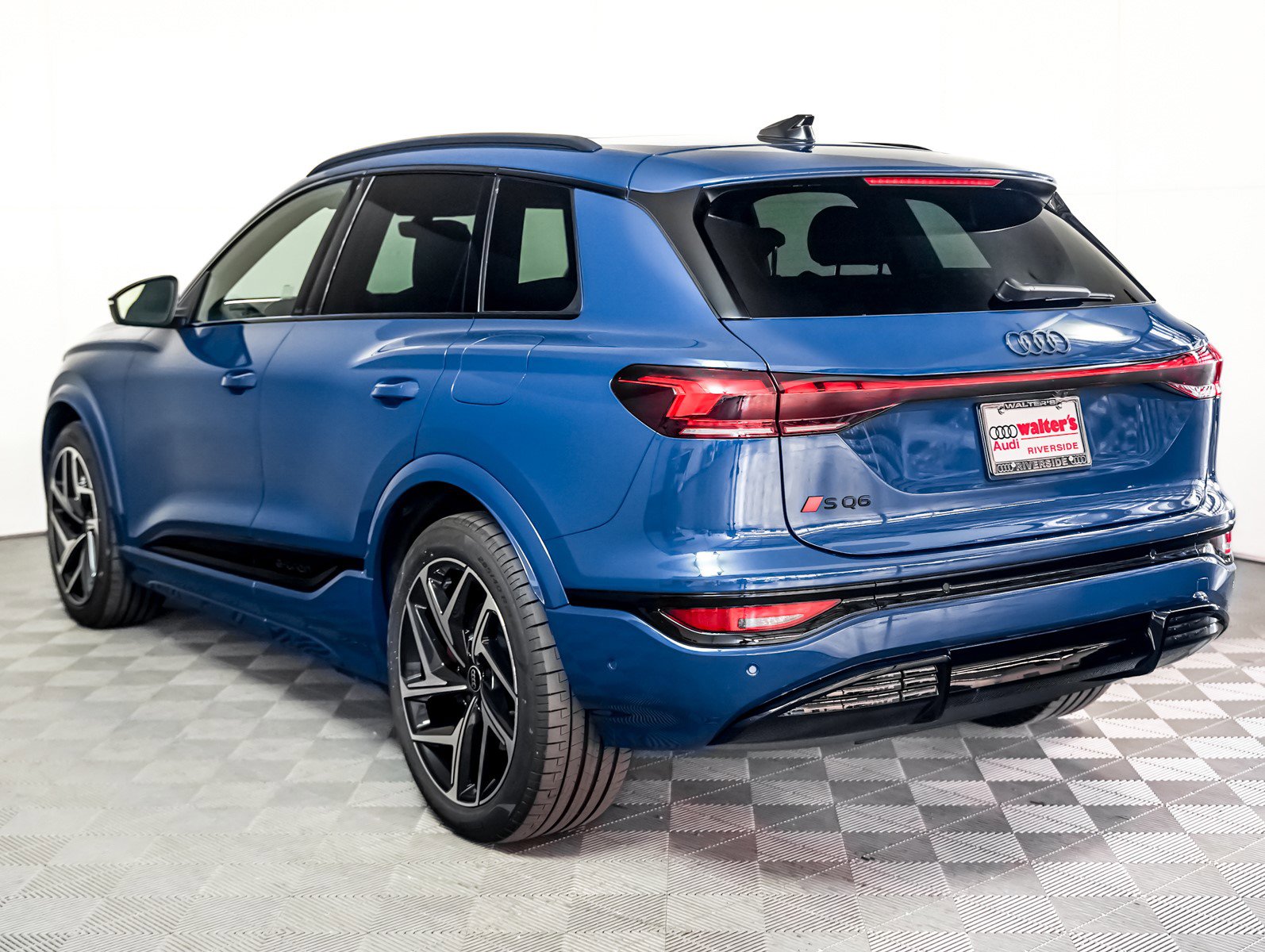 2025 Audi SQ6 photo 2