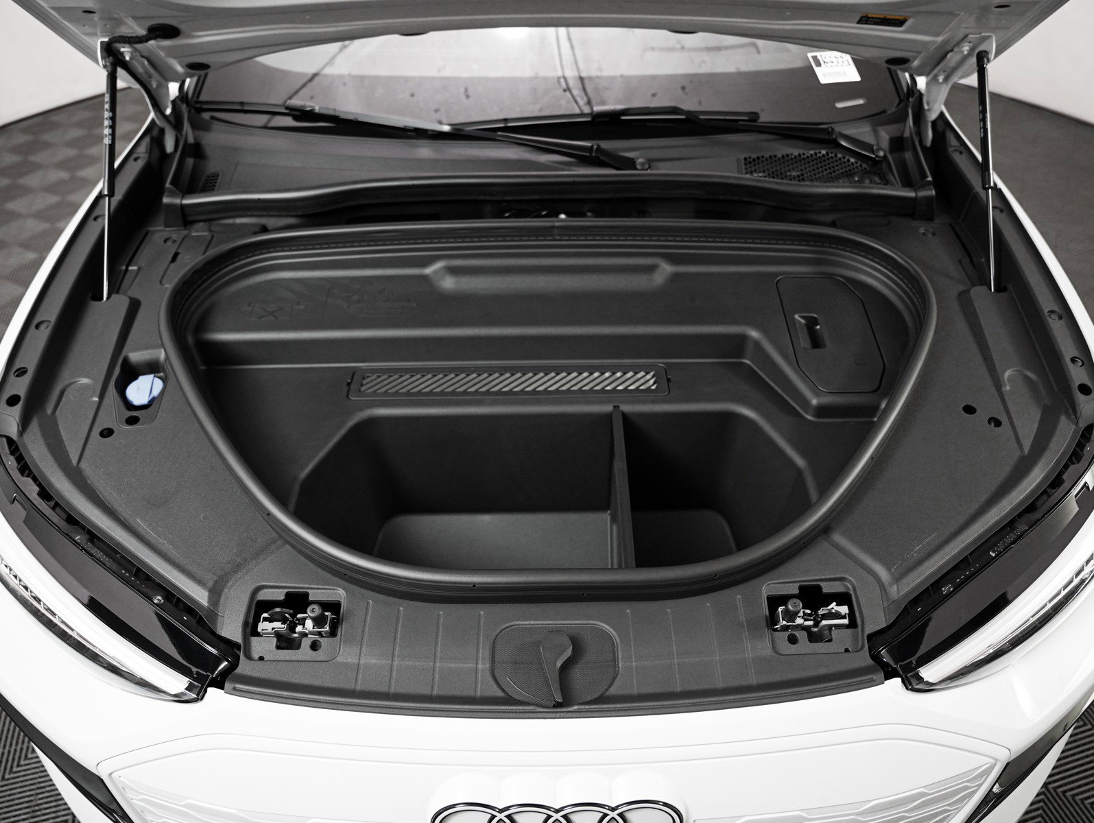 2025 Audi Q6 E-tron Premium Plus photo 3