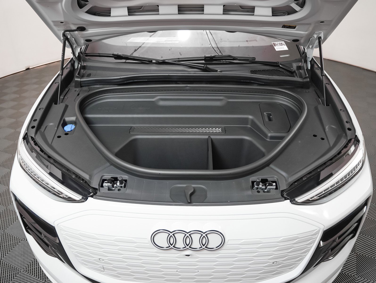 2025 Audi Q6 E-tron Prestige photo 3