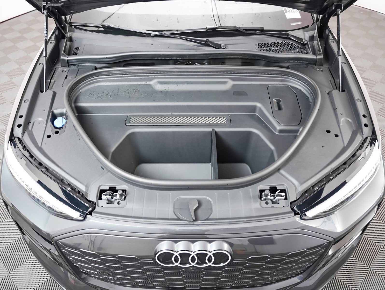 2025 Audi Q6 E-tron Premium Plus photo 3