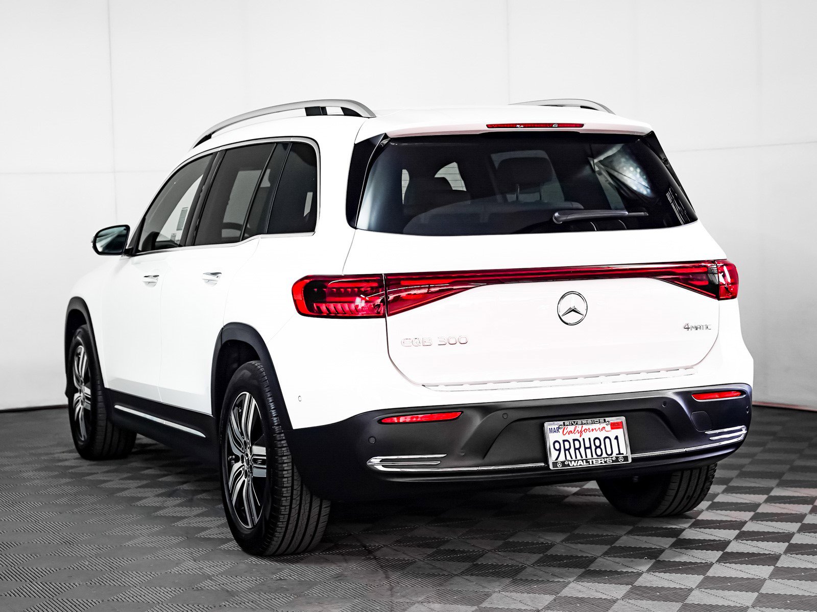 2025 Mercedes Benz EQB 300 4MATIC photo 2