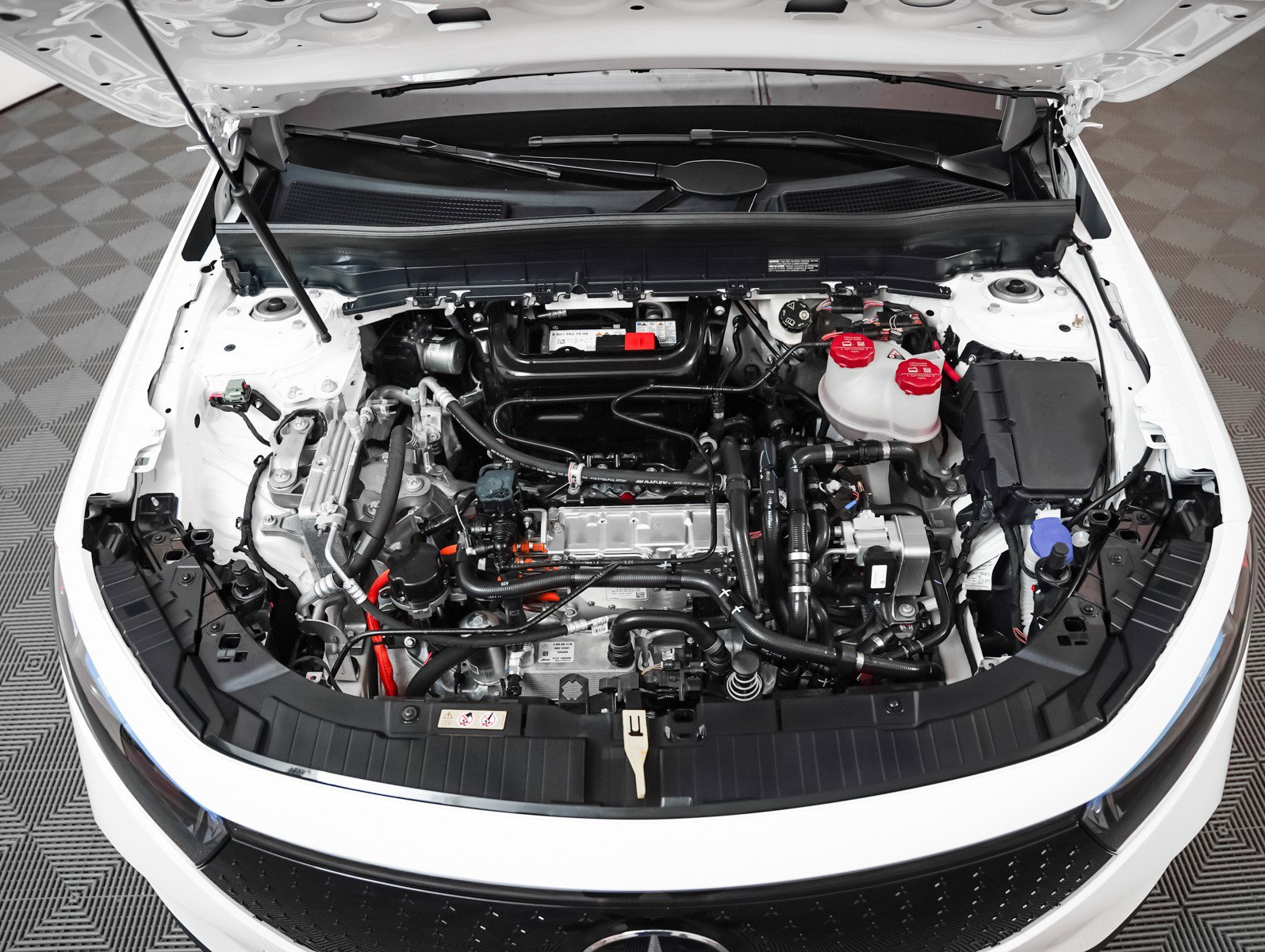 2025 Mercedes Benz EQB 300 4MATIC photo 3