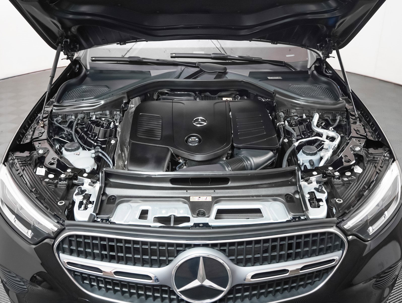 2025 Mercedes Benz GLC 300 4MATIC photo 3