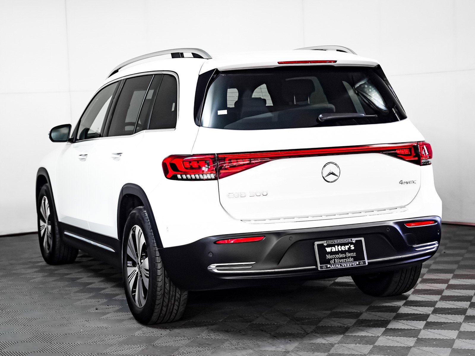 2023 Mercedes Benz EQB 300 4MATIC photo 2