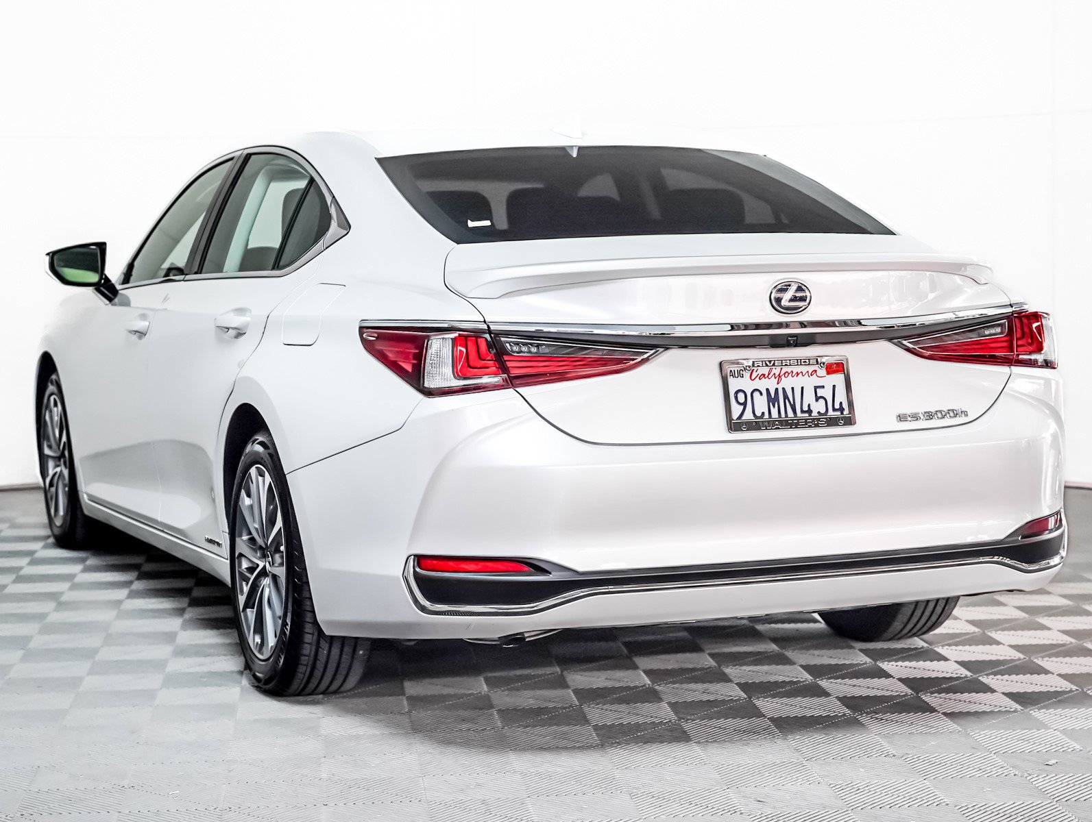 2022 Lexus ES 300h photo 2