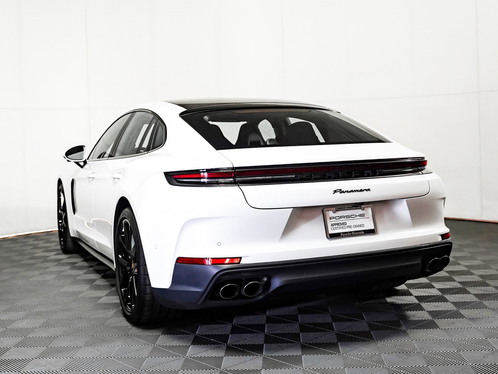 2025 Porsche Panamera photo 3