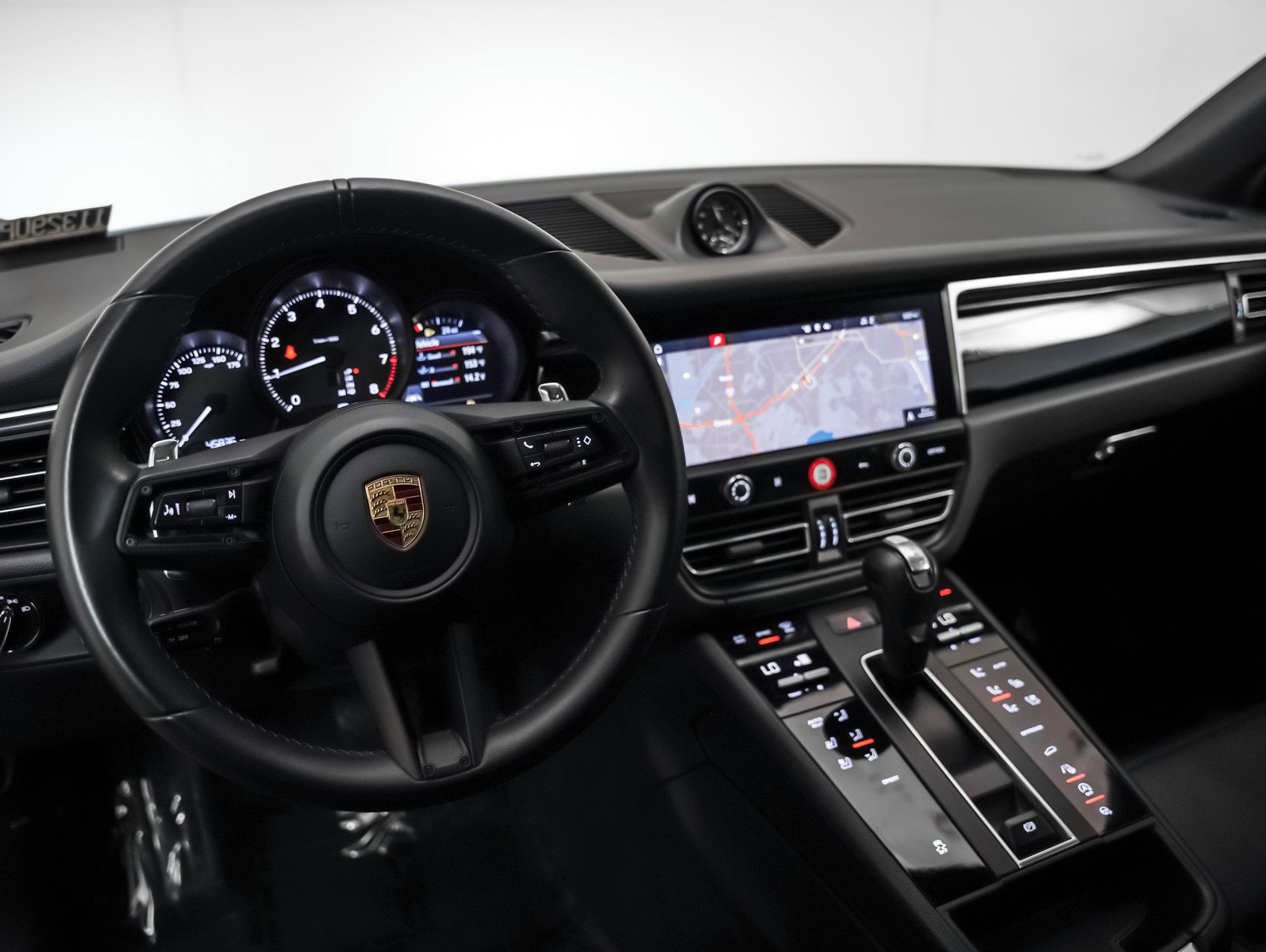 2022 Porsche Macan photo 3