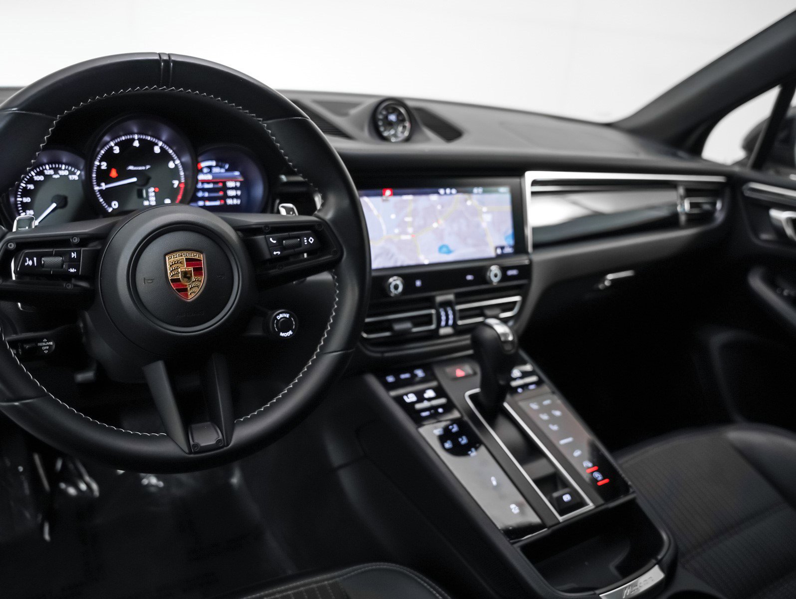 2023 Porsche Macan T photo 4
