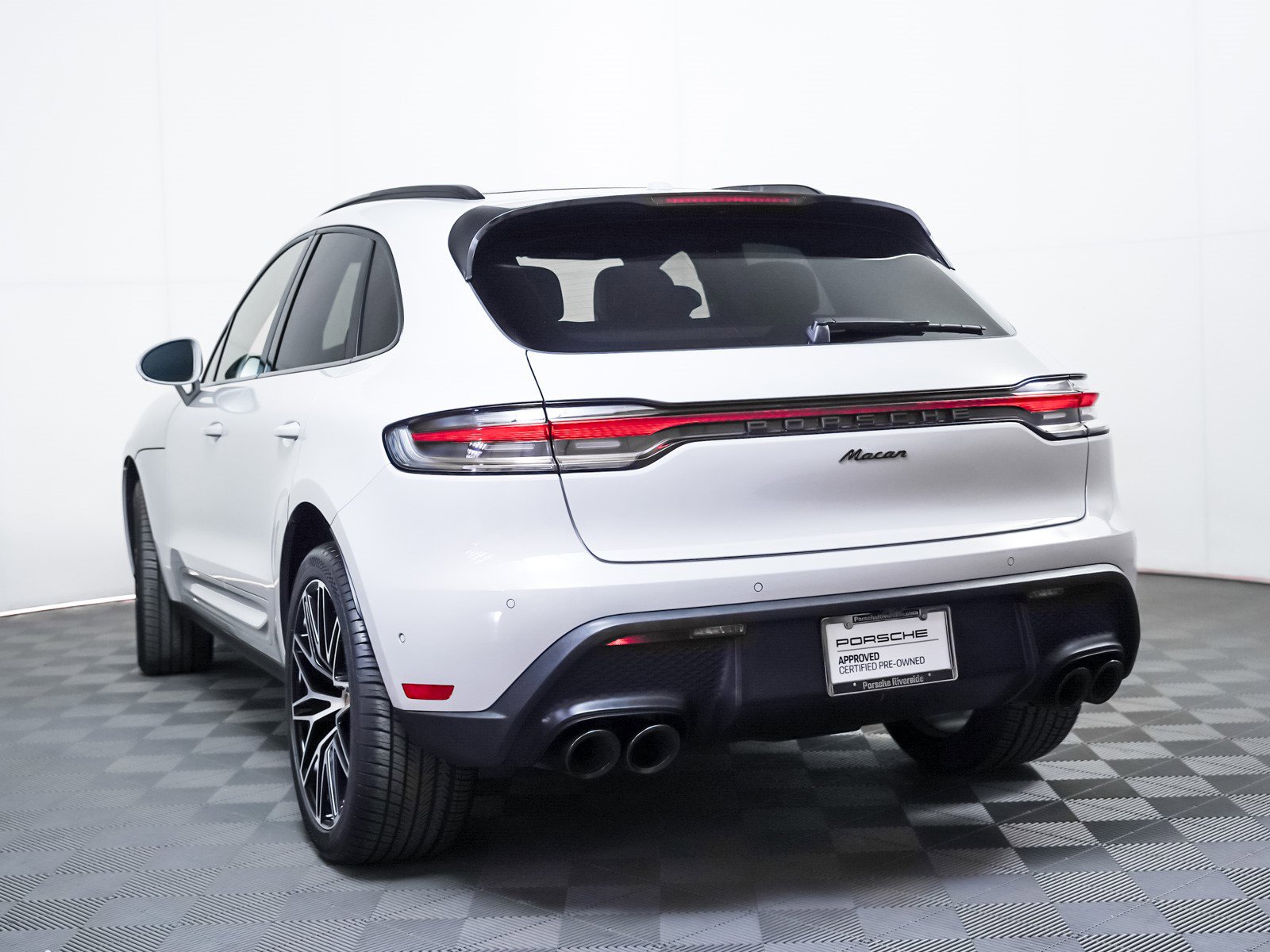2022 Porsche Macan photo 2