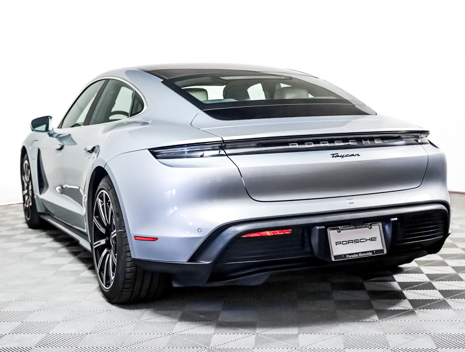 2022 Porsche Taycan photo 3