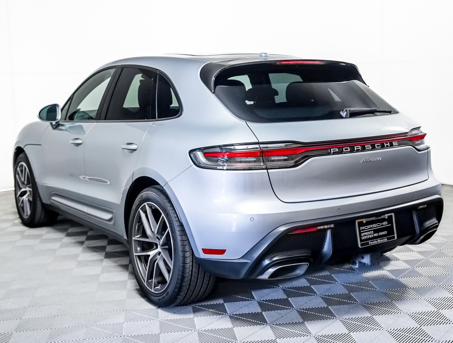 2023 Porsche Macan T photo 3