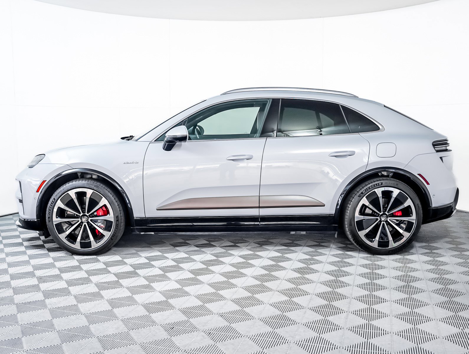 2024 Porsche Macan Electric Turbo photo 2