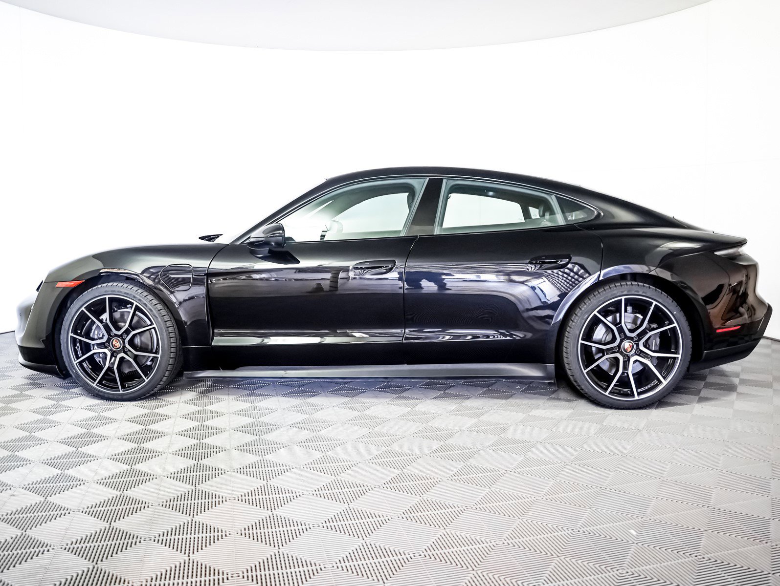 2022 Porsche Taycan photo 2