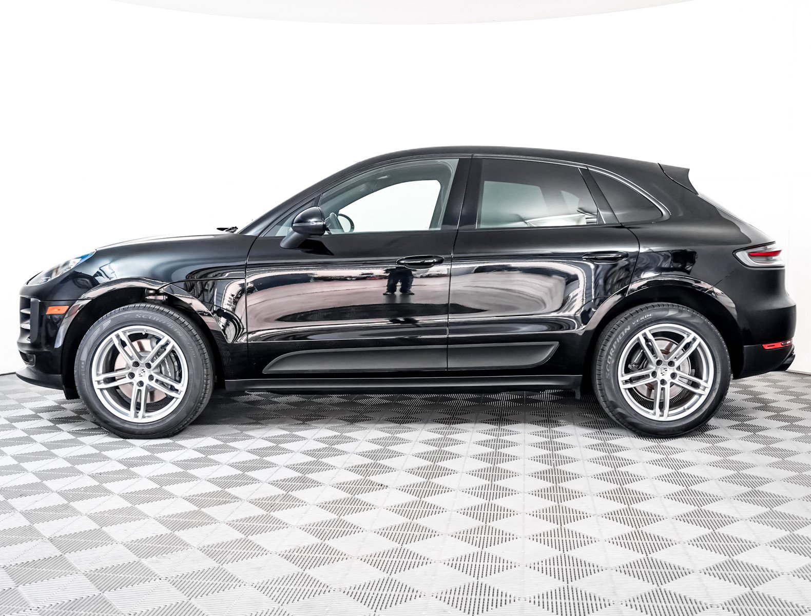 2021 Porsche Macan Base photo 2