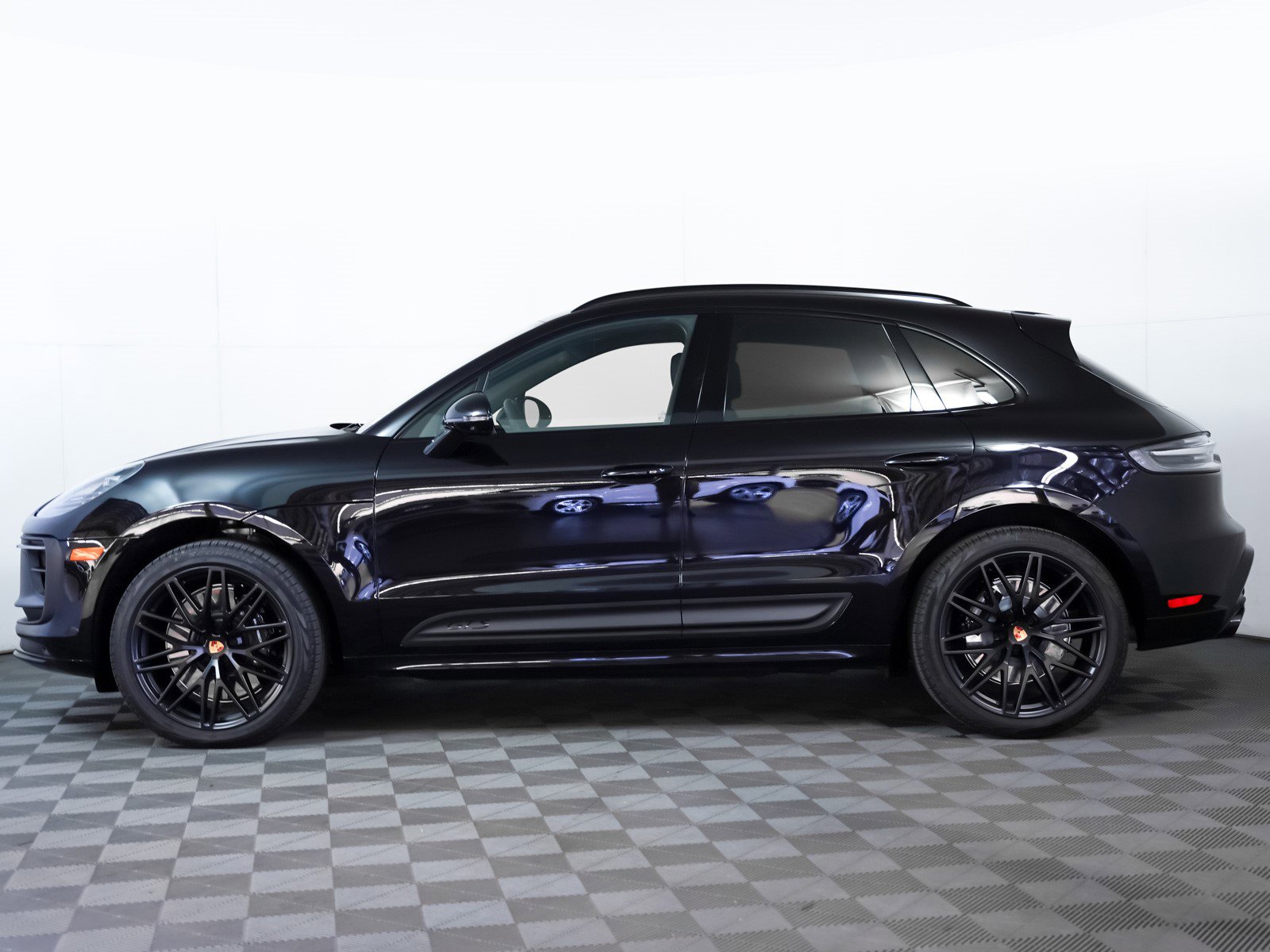 2025 Porsche Macan GTS photo 2
