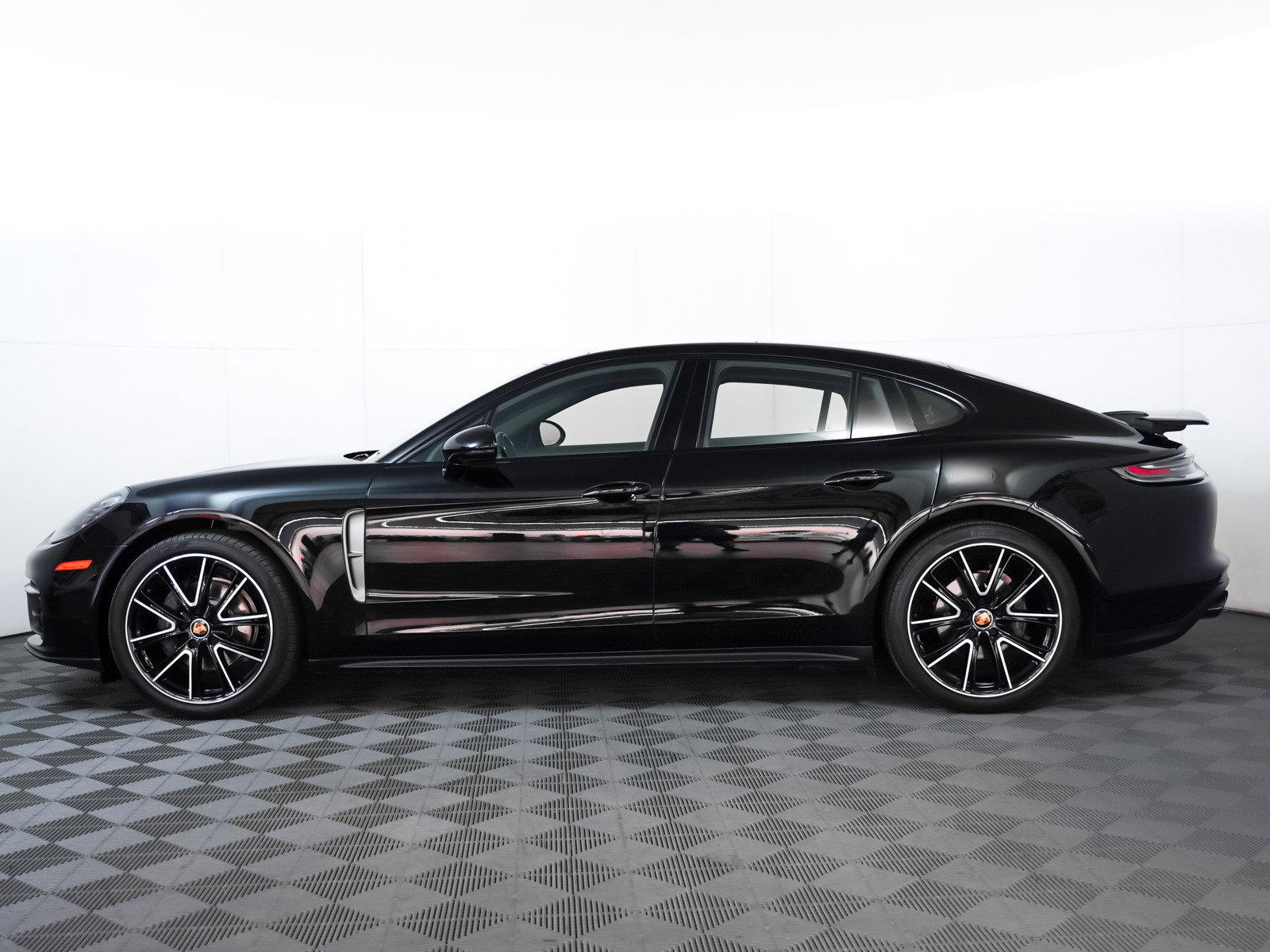 2022 Porsche Panamera Platinum photo 2