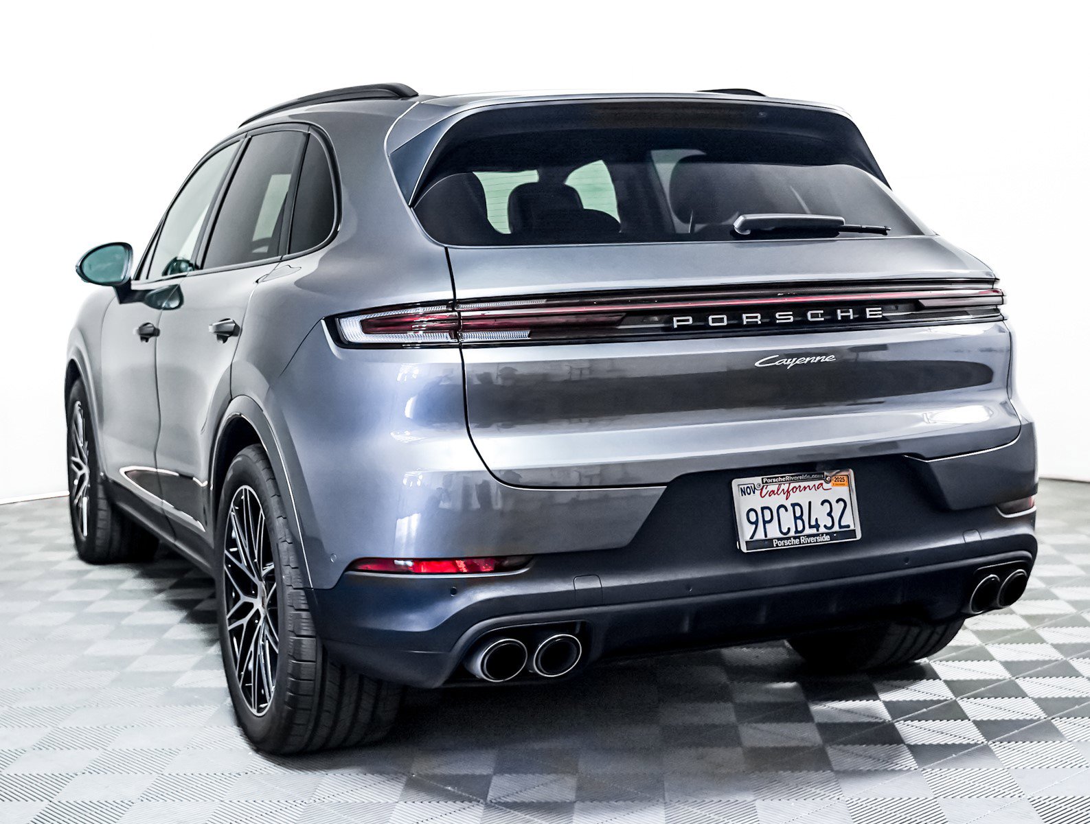 2025 Porsche Cayenne photo 3