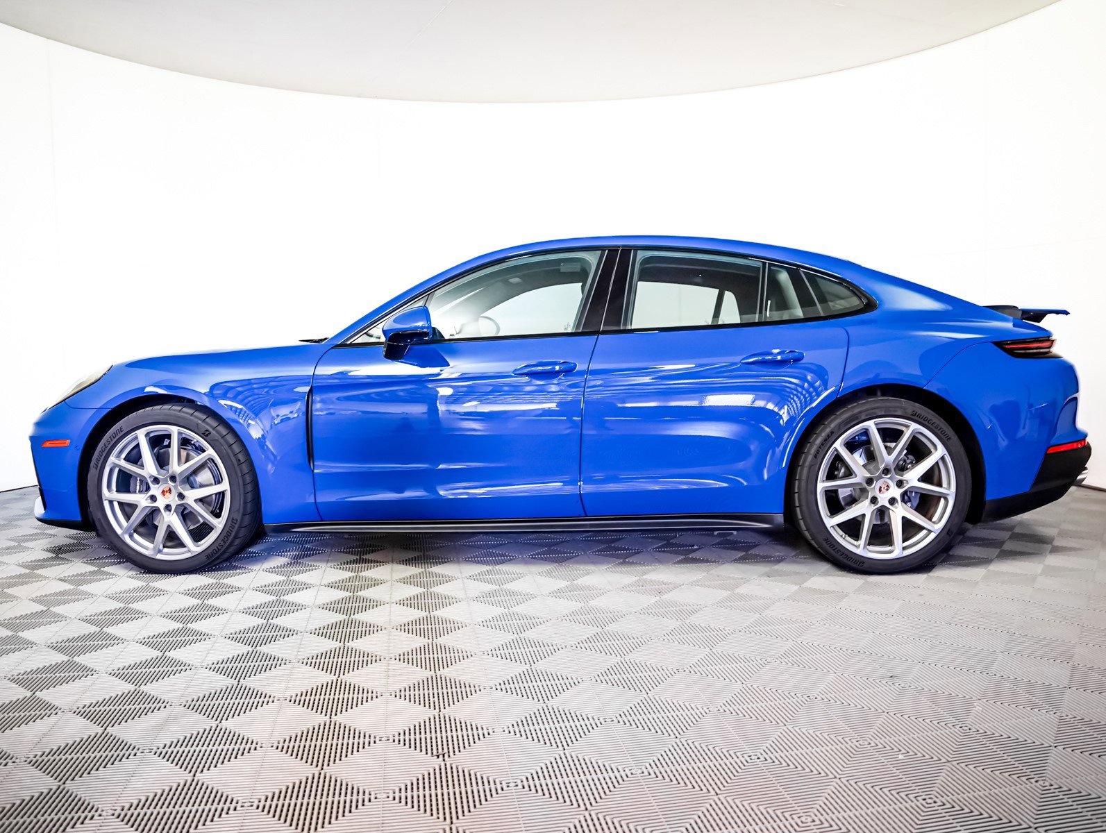 2025 Porsche Panamera 4 photo 2