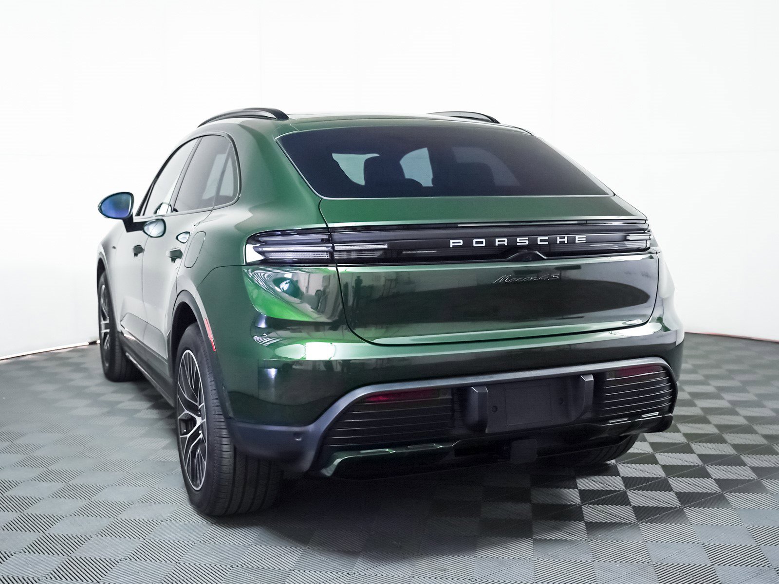 2025 Porsche Macan Electric photo 3