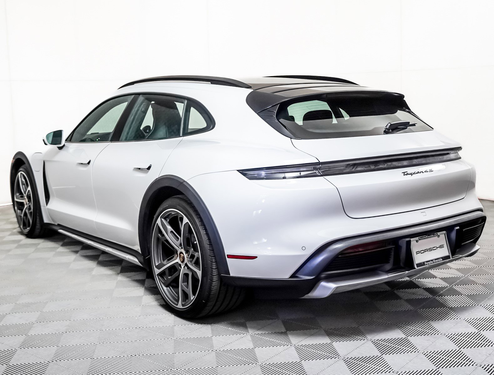 2024 Porsche Taycan Cross Turismo 4S photo 3