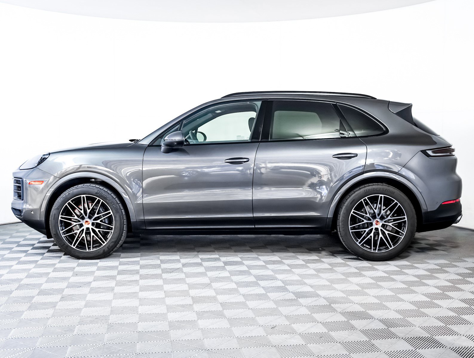 2025 Porsche Cayenne photo 2