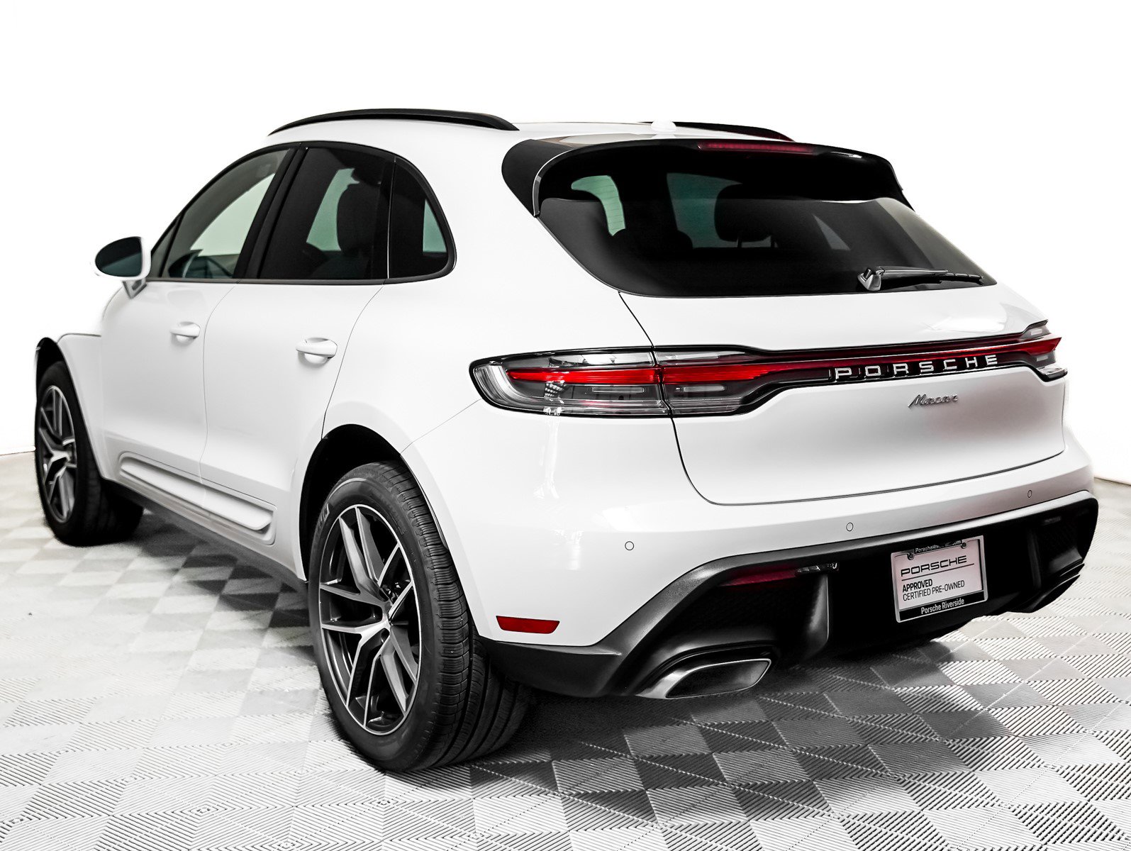 2025 Porsche Macan T photo 3