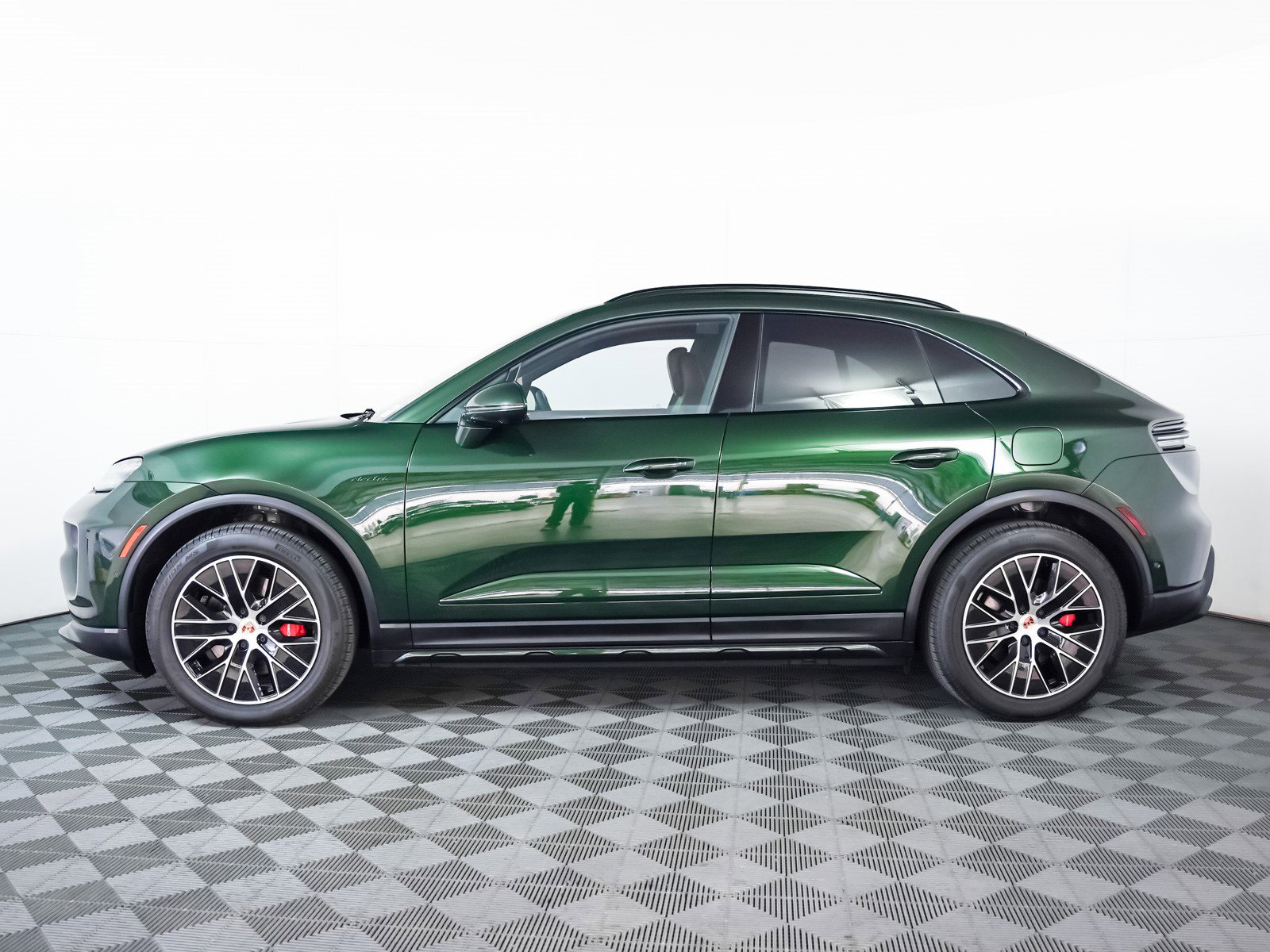 2025 Porsche Macan Electric photo 2