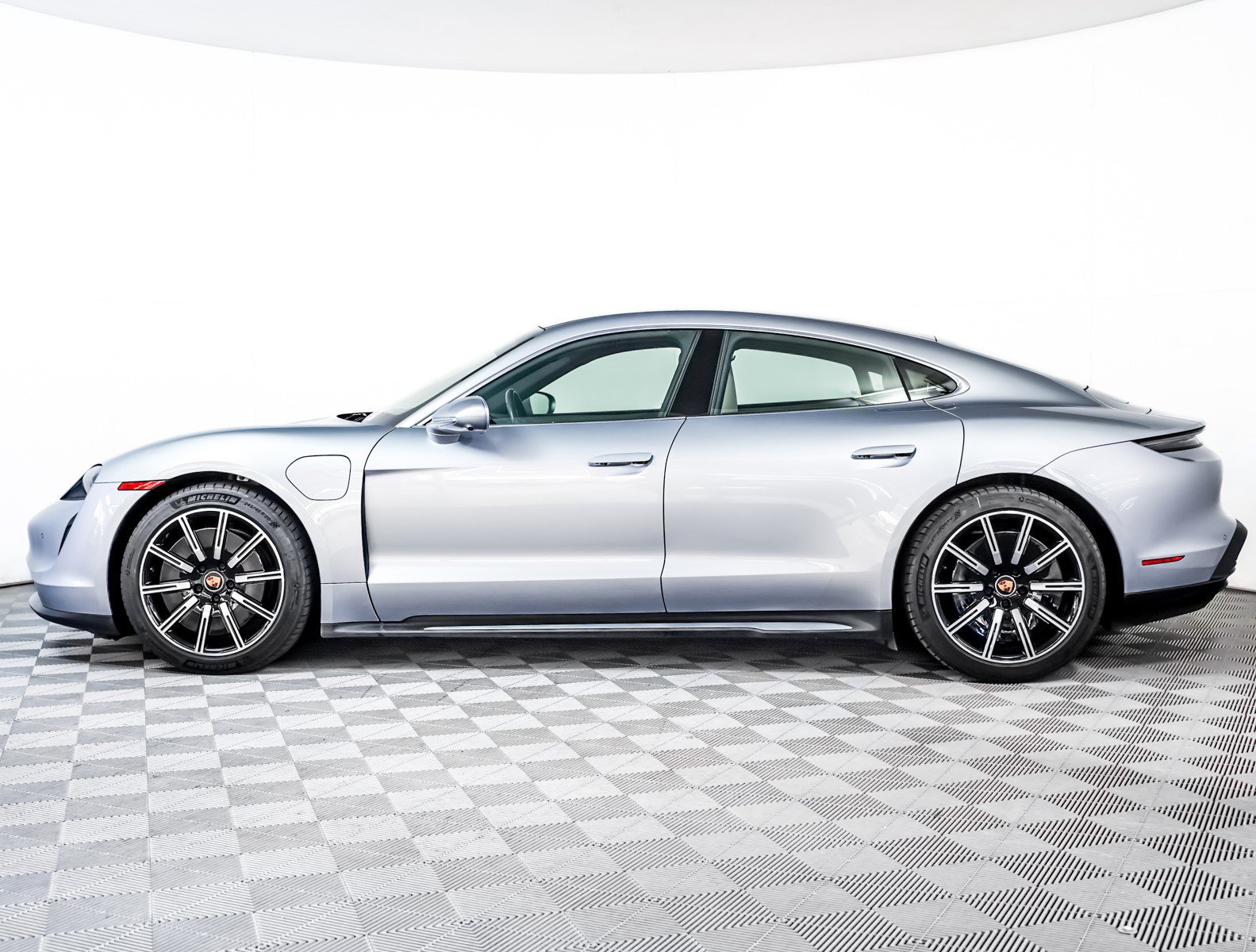 2022 Porsche Taycan photo 2