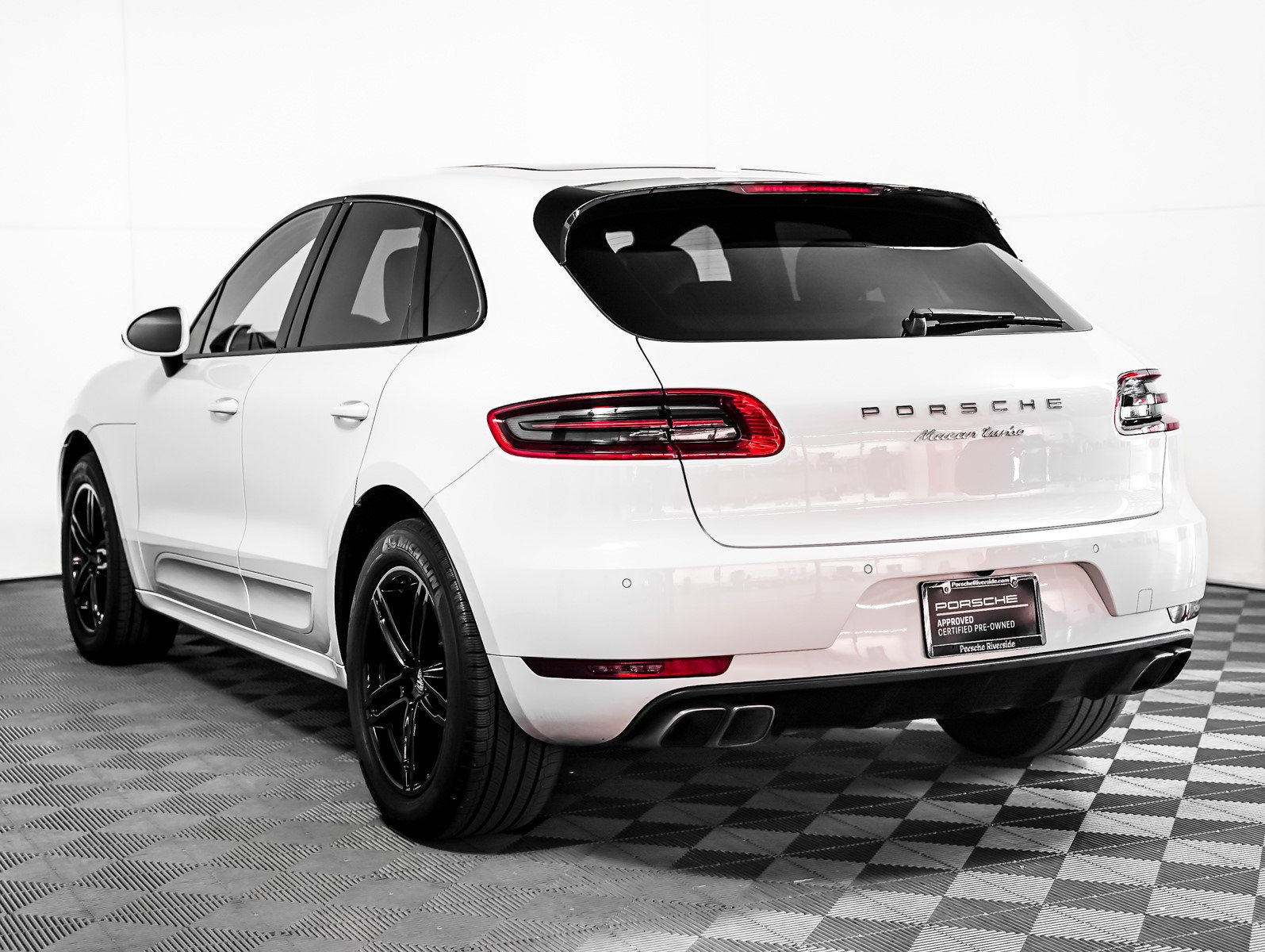 2015 Porsche Macan Turbo photo 2