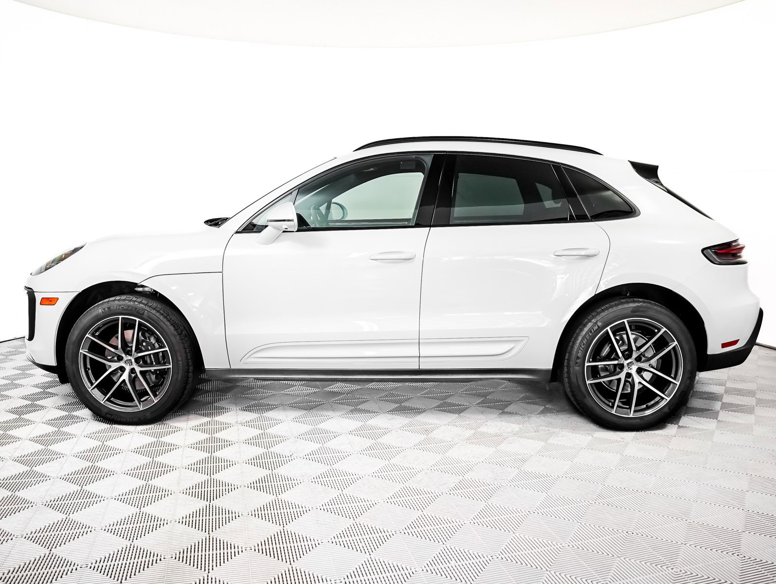 2025 Porsche Macan T photo 2