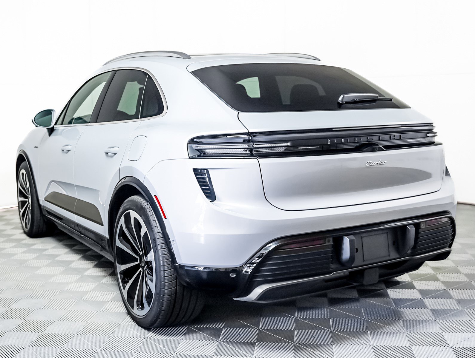 2024 Porsche Macan Electric Turbo photo 3
