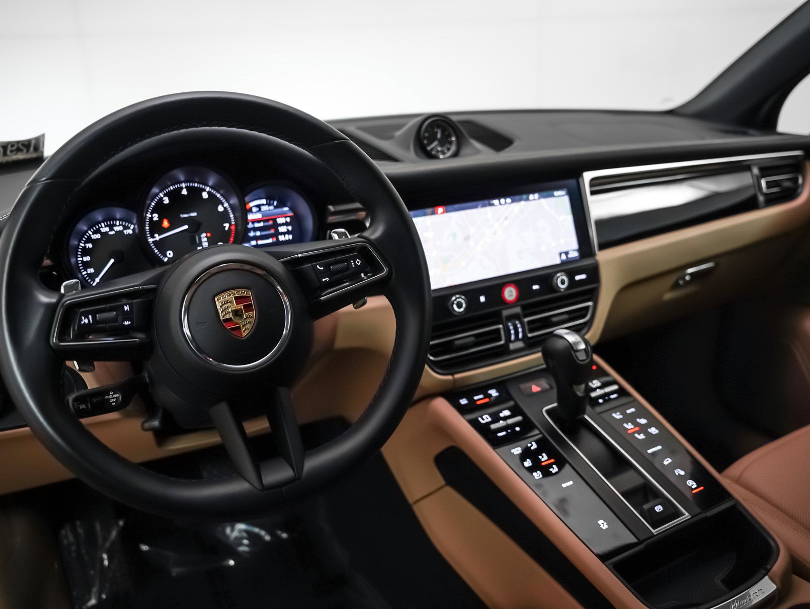 2023 Porsche Macan T photo 3