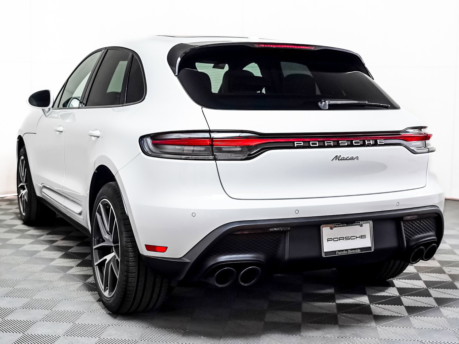 2025 Porsche Macan T photo 3