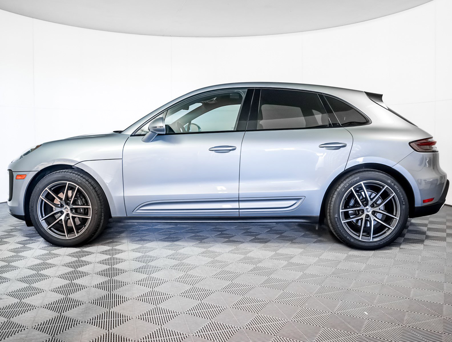 2023 Porsche Macan T photo 2
