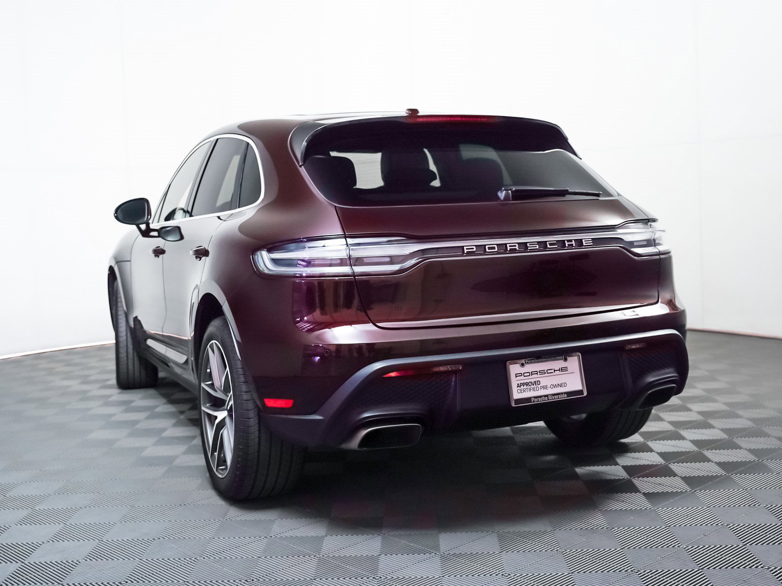 2023 Porsche Macan T photo 2
