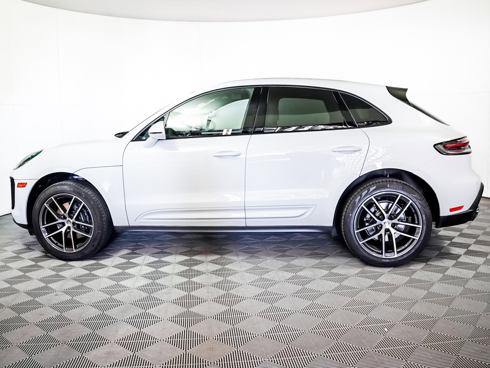 2025 Porsche Macan T photo 2