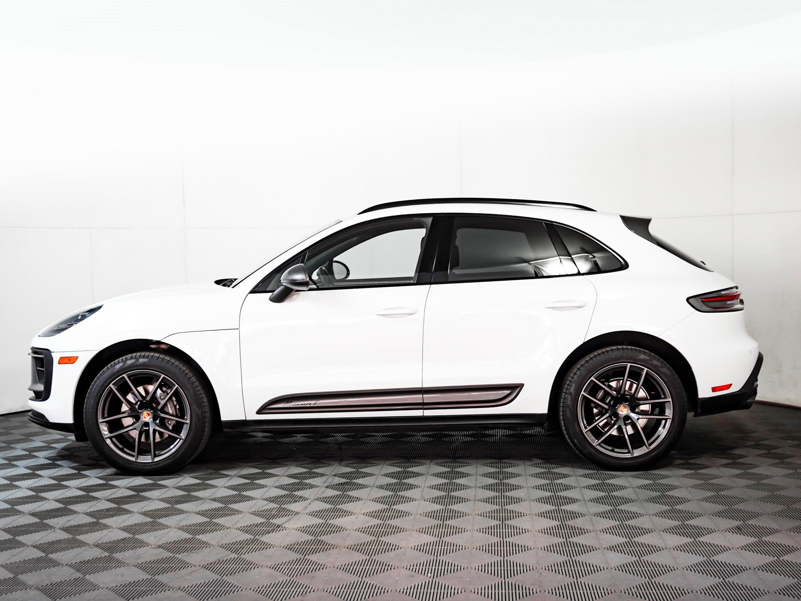 2023 Porsche Macan T photo 2