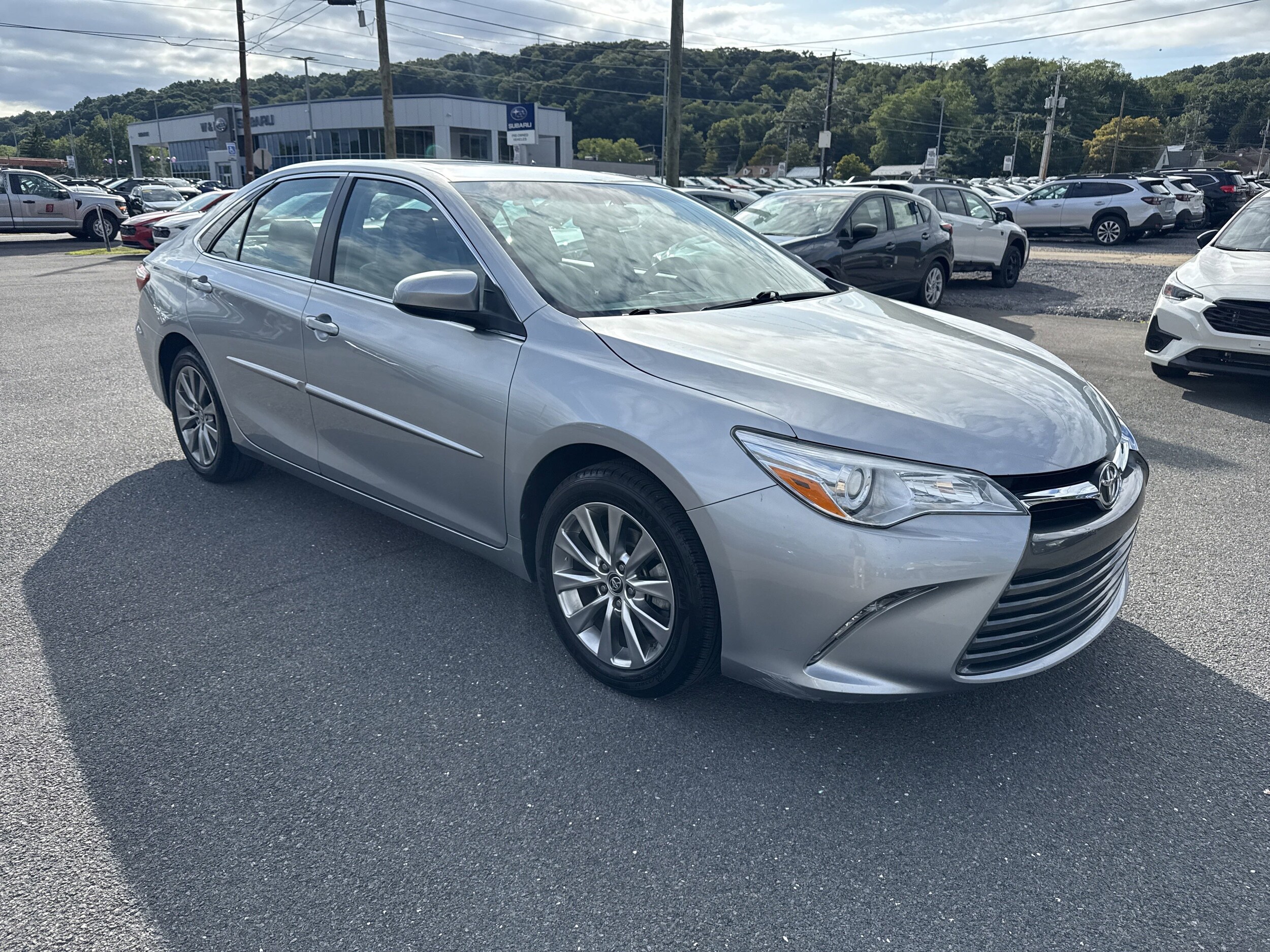 2016 Toyota Camry XLE photo 3