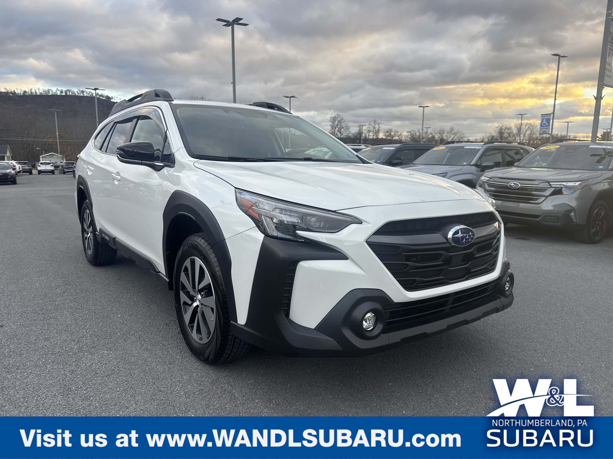 2025 Subaru Outback Premium's photo