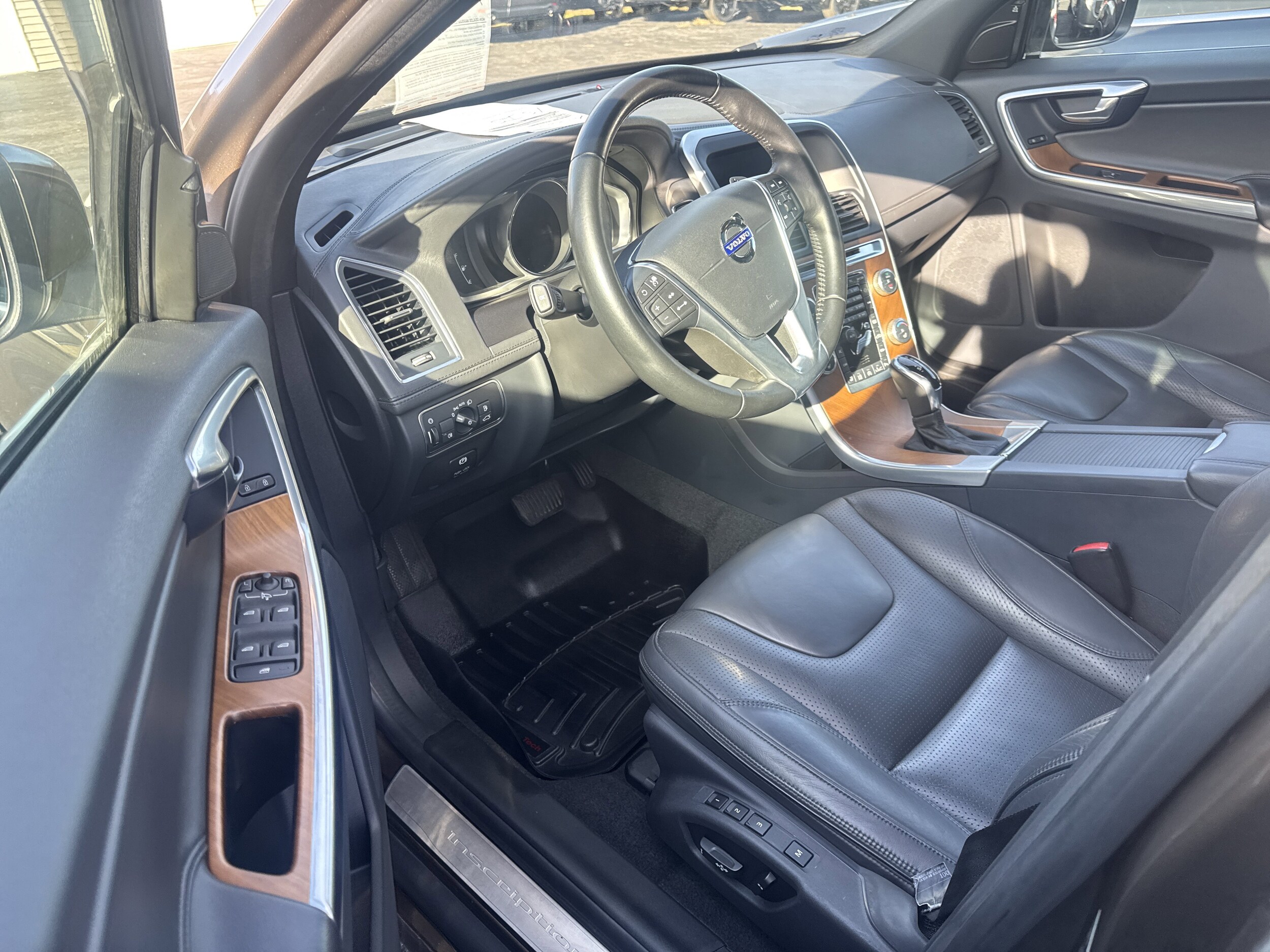 2015 Volvo XC60 T6 Drive-E Platinum photo 2