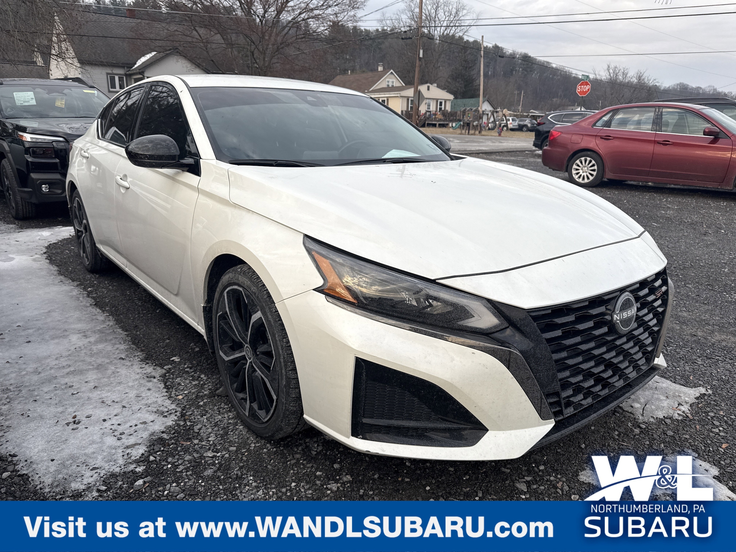 2023 Nissan Altima SR's photo