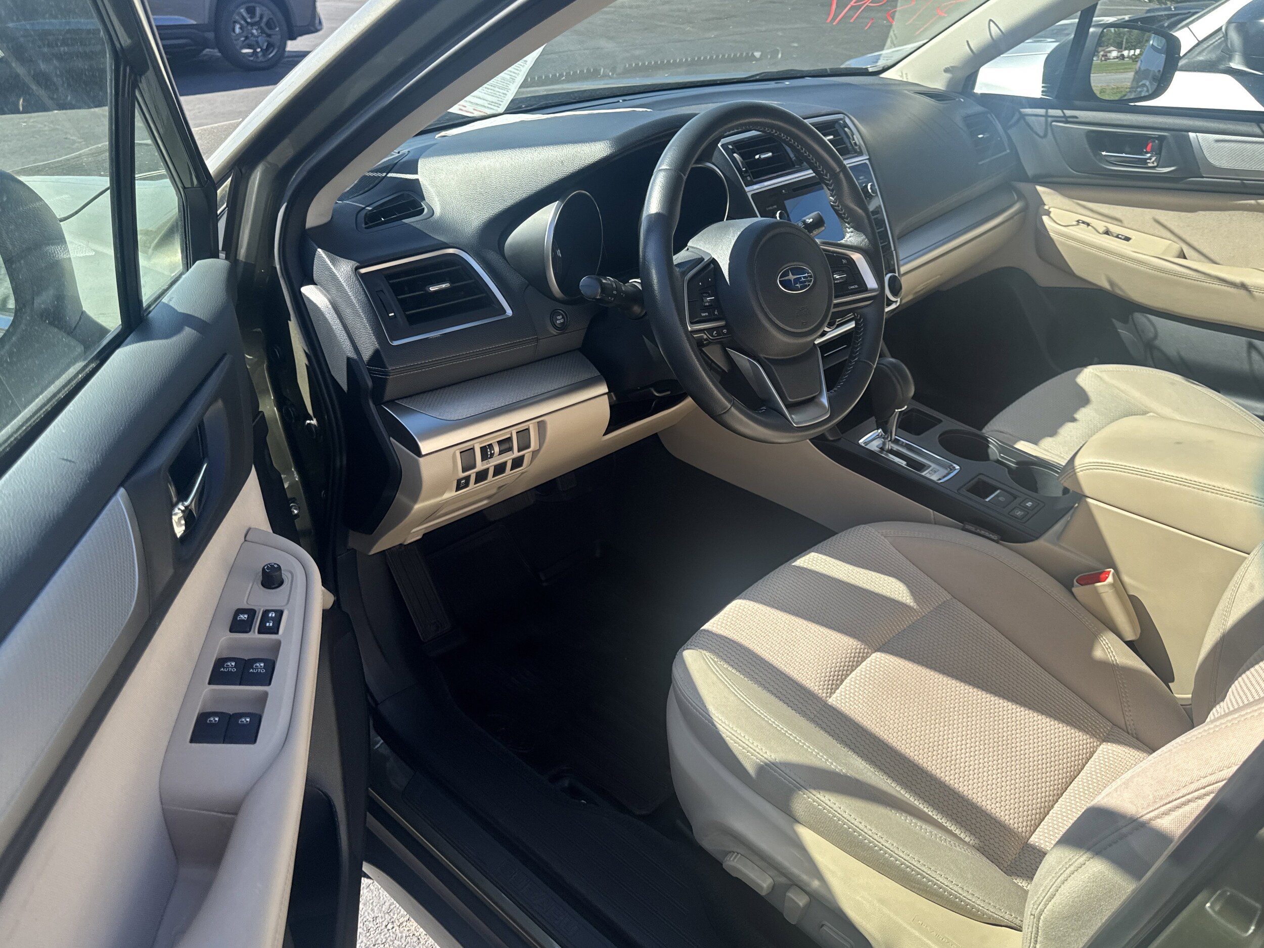 2018 Subaru Outback Premium photo 3