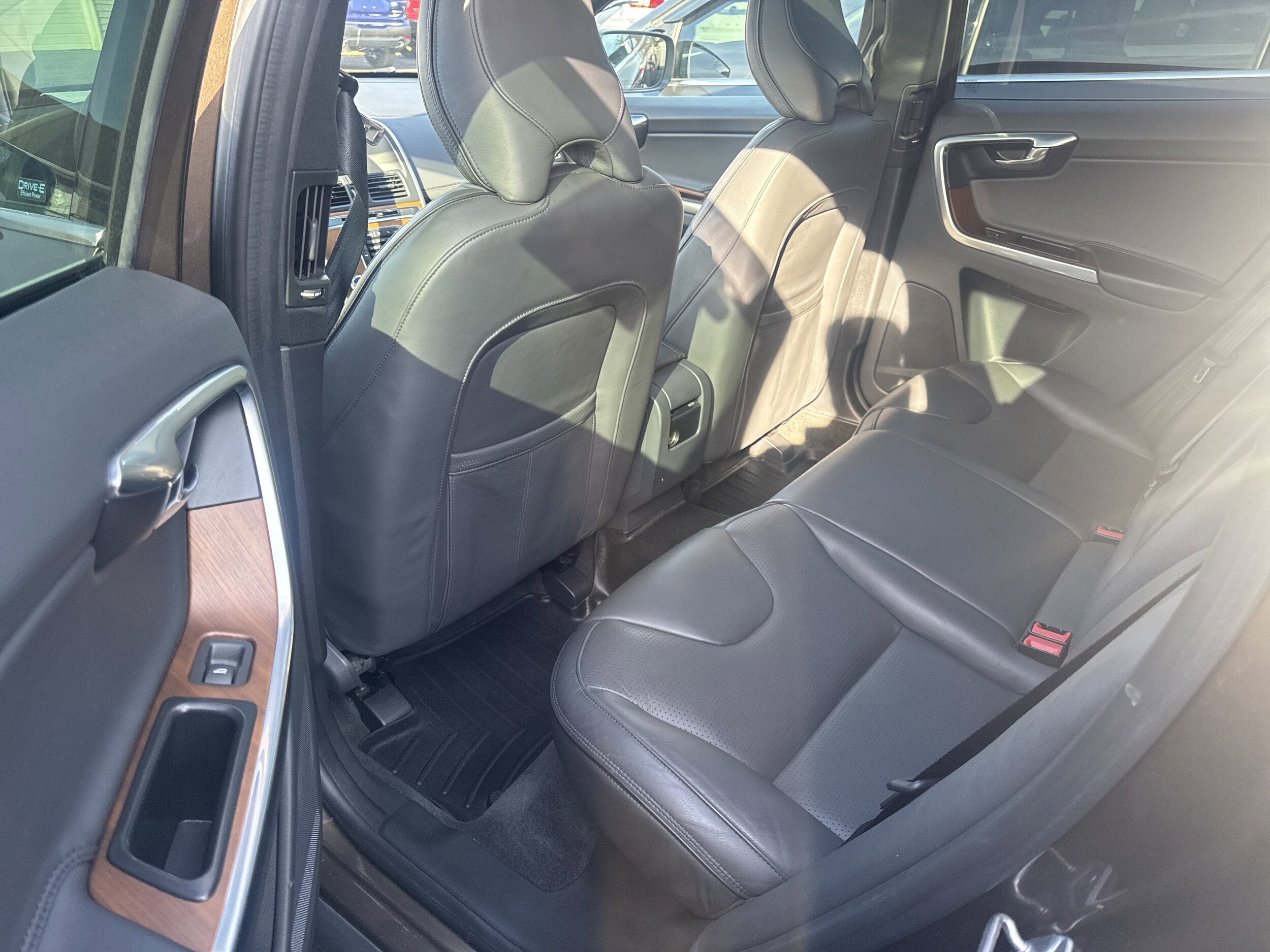 2015 Volvo XC60 T6 Drive-E Platinum photo 3