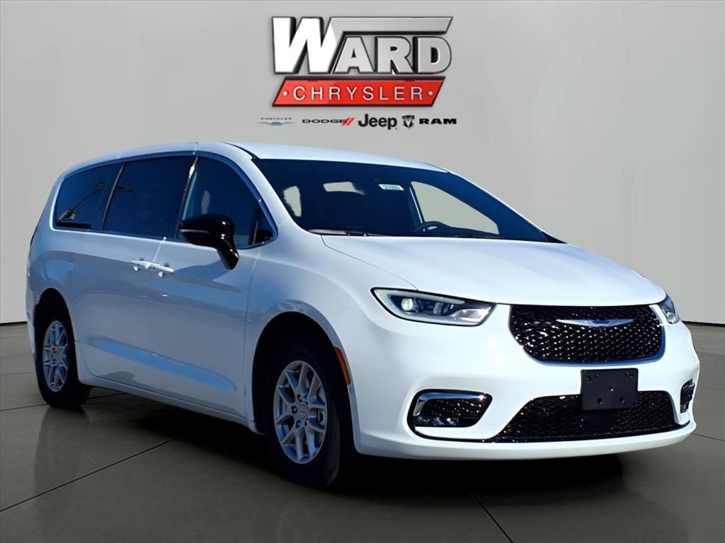 2025 Chrysler Pacifica Select's photo