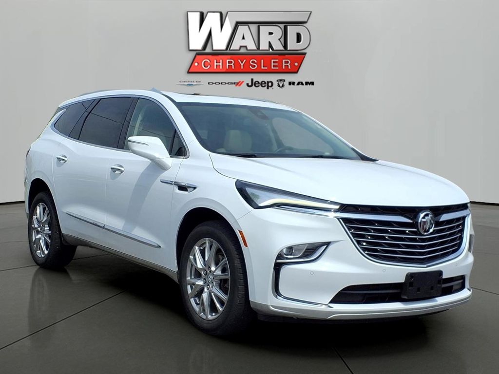 2023 Buick Enclave Essence's photo